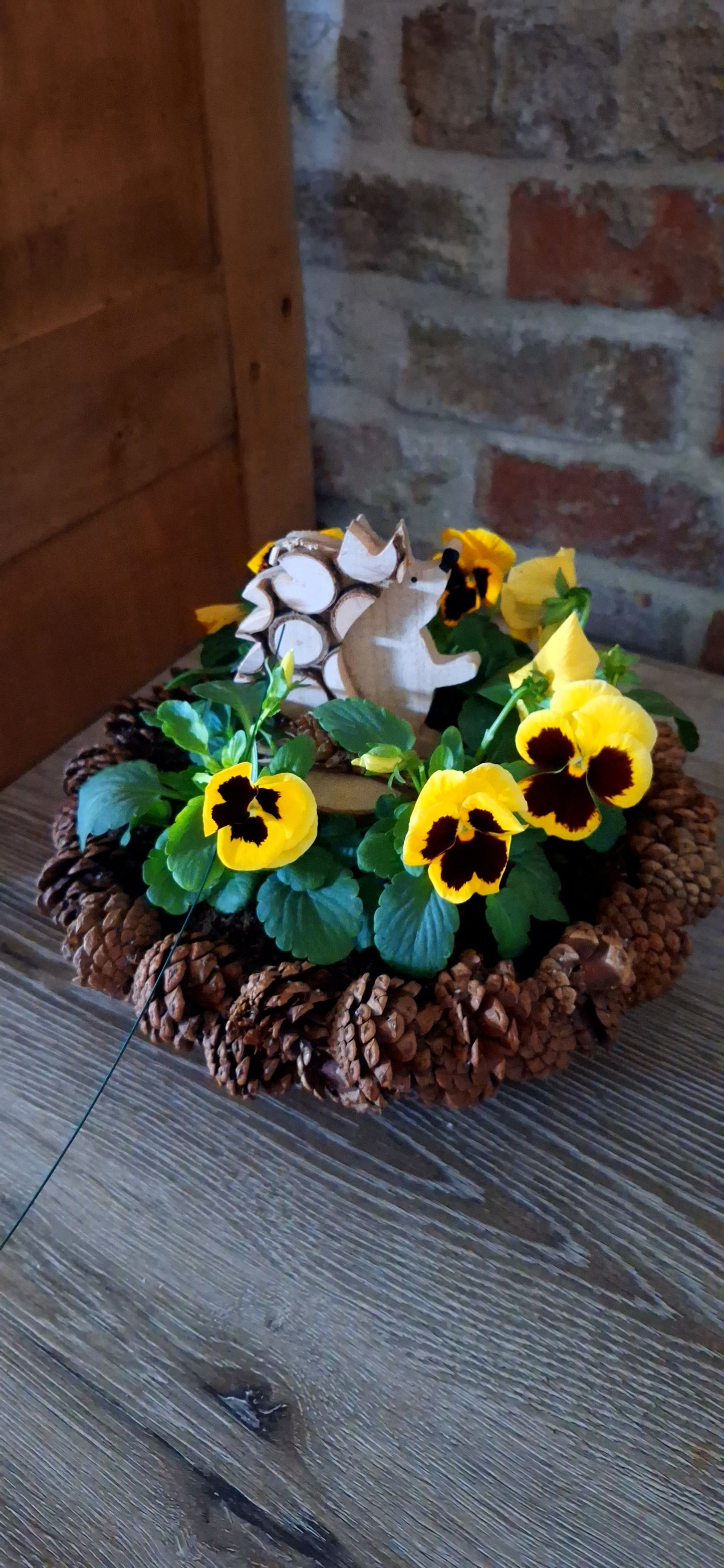 Schaal violen met herfstdier