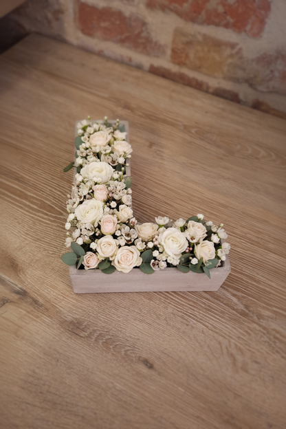 Letter L met bloemstukje