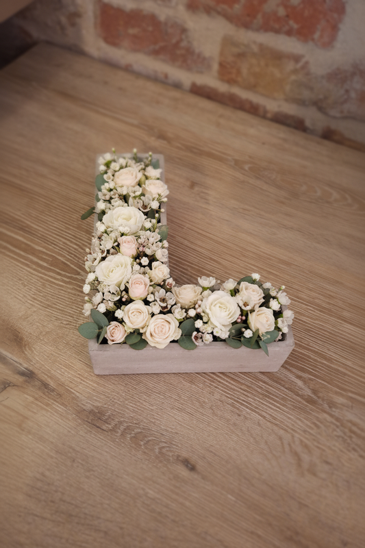 Letter L met bloemstukje