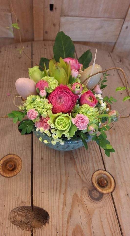 Flower arrangement in ceramic