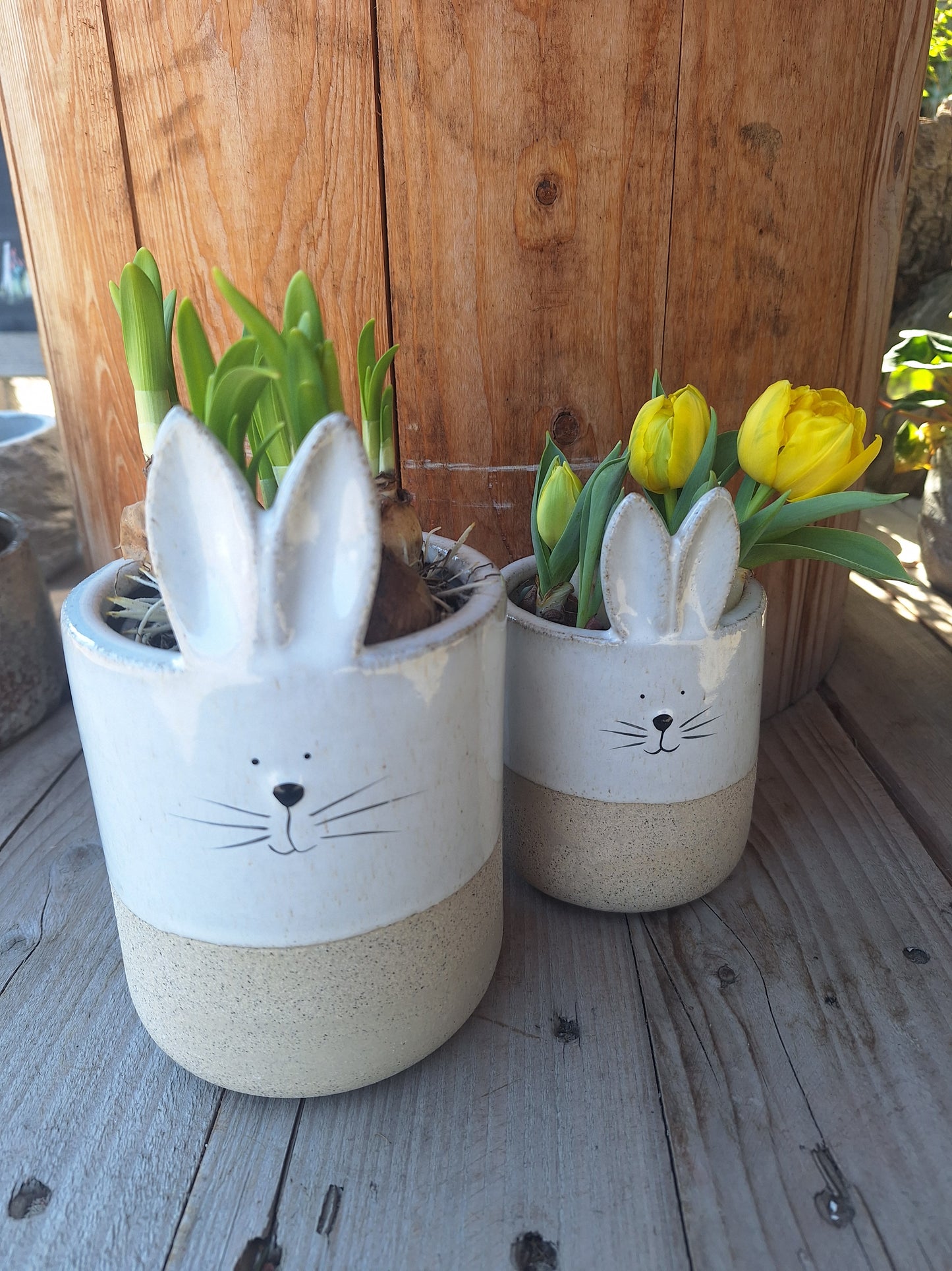 Pot konijn figuur met paasknollen