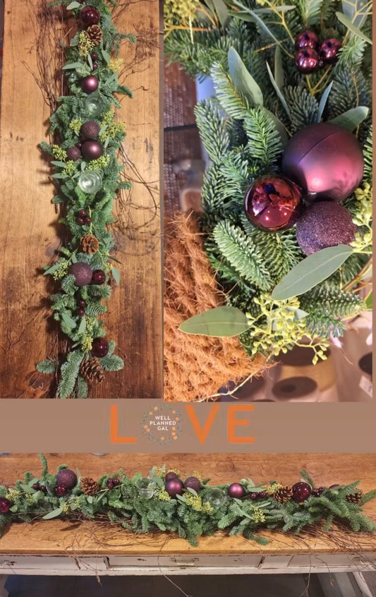 Gedecoreerde tafelstuk / guirlande